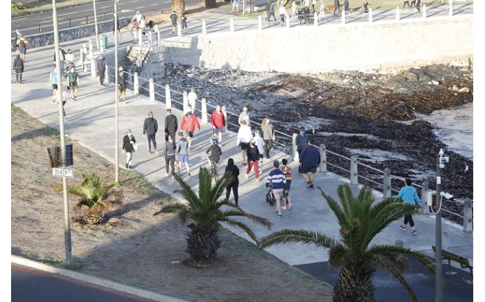 ewnreporter's tweet photo. What social distancing? 

GALLERY: Sea Point promenade bustles with activity as lockdown eases https://t.co/CrS73c9V1q https://t.co/3qA7kTBWcK