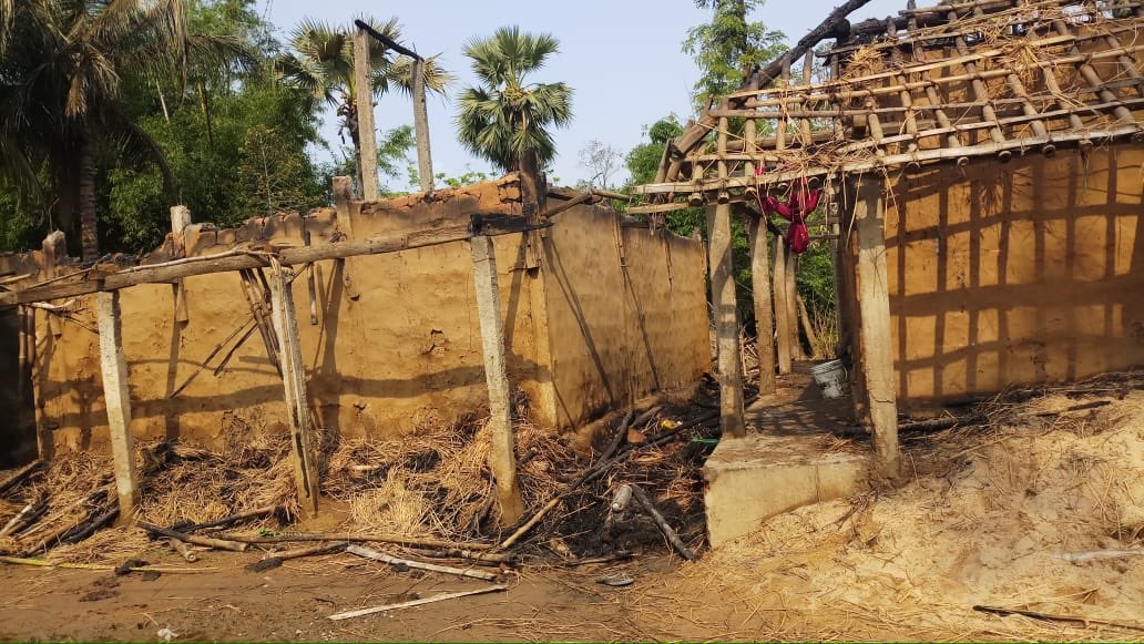 ChandanSFP's tweet photo. @DistAdmKeonjhar @rajaaswain @TukuniSahu @Food_Odisha ପ୍ରଶାସନକୁ ବିନମ୍ର ଅନୁରୋଧ #ହାଟଡିହୀ ବ୍ଲକ #ହାବଳେଶ୍ୱର  ପନ୍ଚାୟତର #ଡିମିରିଆ ଗ୍ରାମରେ #ଗ୍ଯାସ ସିଲିଣ୍ତର ଫାଟି ଜଳିଗଲା ୯ ବଖରା ଘର ଓ ଲକ୍ଷାଧିକ ସଂପତି ଭସ୍ମୀଭୂତ ।ଅନୁରୋଧ  ସରକାରି ସହଯୋଗ ପ୍ରଦାନ କରିବାରେ ସହଯୋଗ କରନ୍ତୁ ।@PRDeptOdisha https://t.co/wixfsL3pHQ