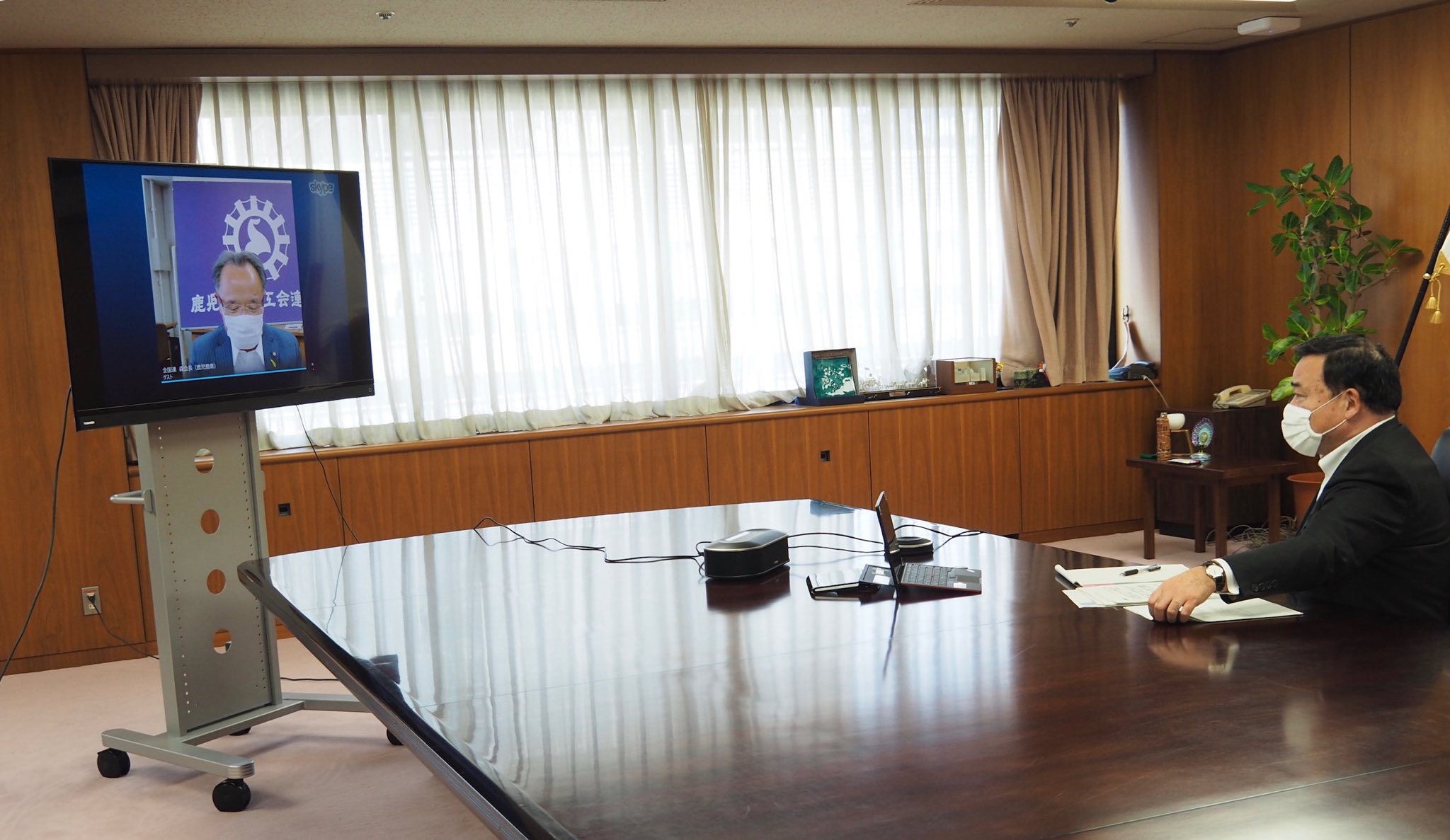 経済産業省 本日 梶山大臣は 全国商工会連合会 森会長などとテレビ会議を行いました テレビ会議では 新型コロナウイルス感染症により重大な影響を受けている中小 小規模事業者の現状や課題についてお話を伺いました 現場の声をしっかり伺い 事業