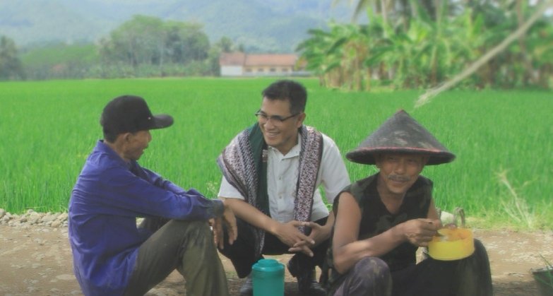 rahung's tweet image. Dari foto ini bisa kita simpulkan. Petani itu pantatnya menyatu dengan bumi. Kalok petugas Kelompencapir borjuis kecil gaya ningrat besar ya jongkok di atas sepatunya takut celananya kotor. 😊