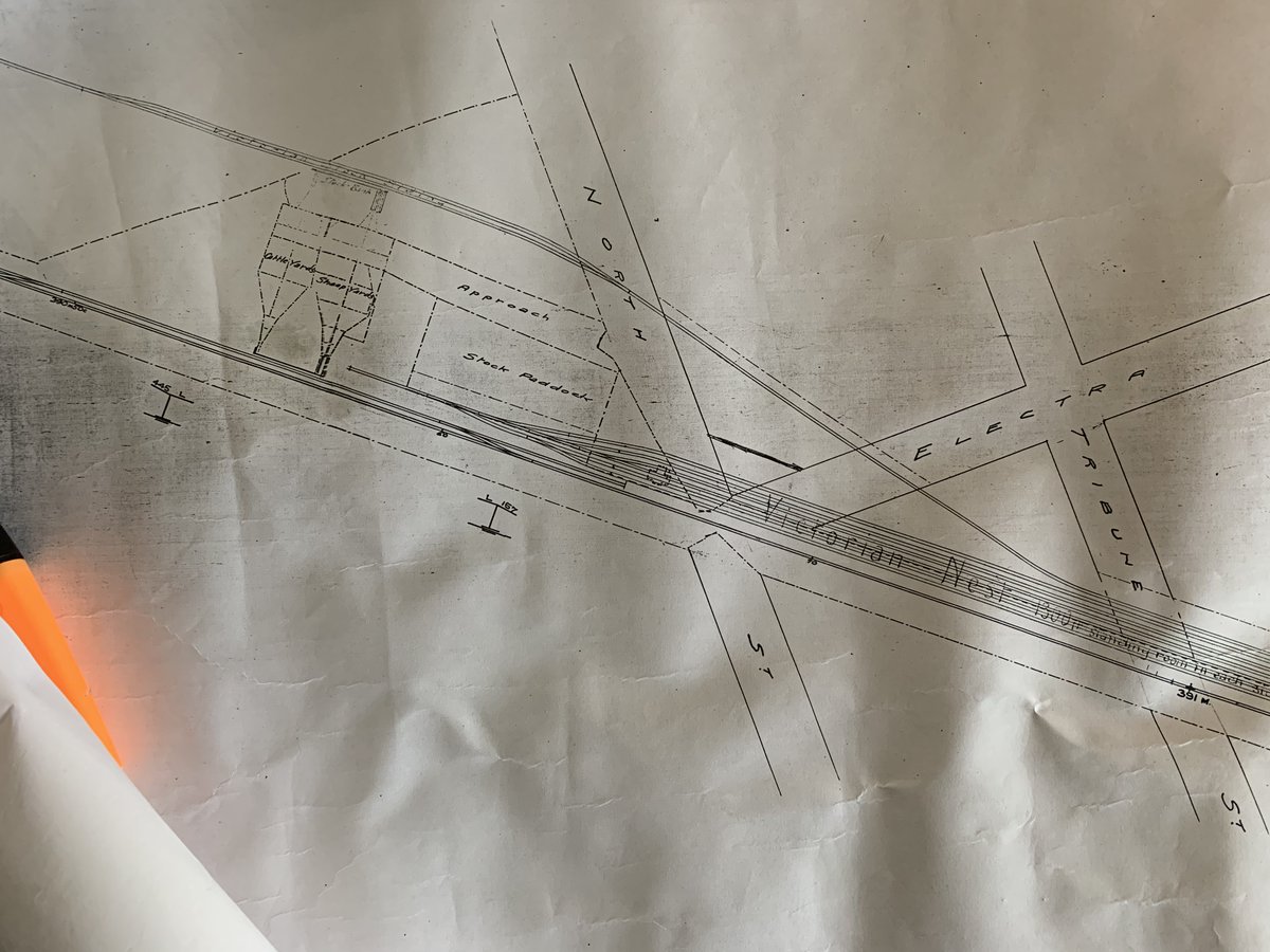 TheRossJackson's tweet photo. In 1915 a proposal to extend #Albury's #railway yard north to cope with the gauge issue between #NSW and #VIC in times of #war. It never proceeded but was interesting to see Perry &amp; Tribune St went over the railway and Electra St intersected with North St (now all Alexander Park) https://t.co/HNI4KI8Xah
