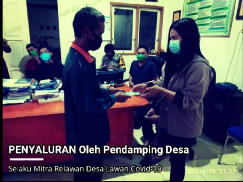 effendy_muda's tweet photo. #BLTDDBerkah
Penyaluran BLT DD di desa Buyat 1. Kecamatan Kotabunan. Kab. Bolaang Mongondow Timur. Prop. Sulut.
@jokowi 
@halimiskandarnu 
@anwsanusi 
@imansyukri 
@malik_haramain 
@taufikmajid 
@fachrilabalado 
@murphy_kuhu https://t.co/Q4INcuu4NW