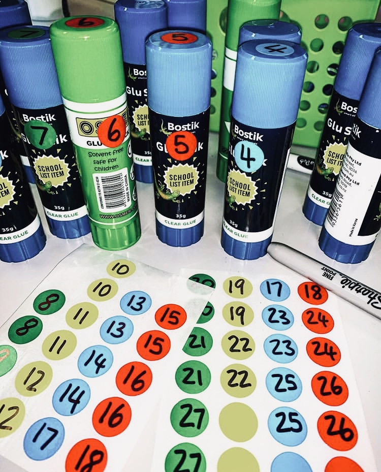 Teacher hack 💡Numbering gluesticks with their lids. No more gluesticks without lids to dry out 😌 #acuedu_p