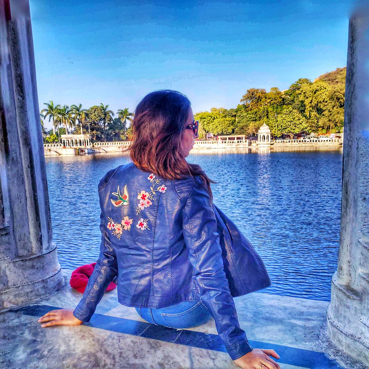 Looking back at 2019 💕
#casuals #casualstyle #casualoutfits #sunset #rajasthan #traveldiaries #traveldiary #bluejacket #water #lake #lakepichola #travelgram #picholalake #river #beautyandfashionfreaks #udaipur #udaipurdiaries #fashion #instafashion #fashionblog