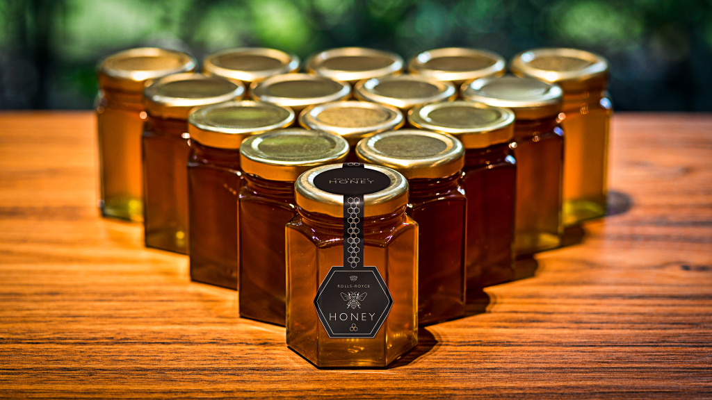 theworldofcoool's tweet photo. The world’s most luxurious Honey, by Rolls Royce. https://t.co/gHbfTSMMmy https://t.co/MejTmWqBND