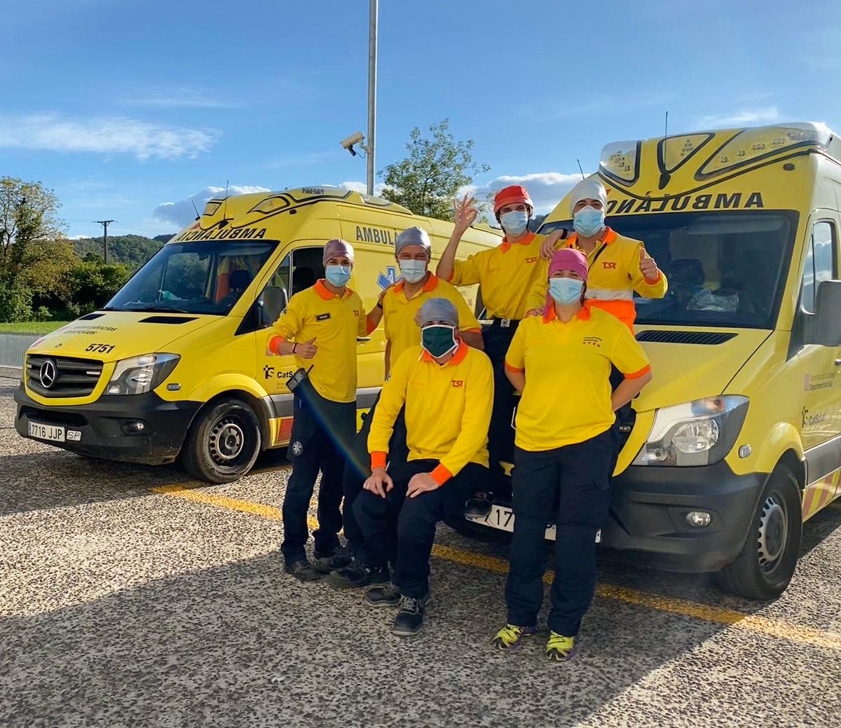 Nova donació de tela de <a href="/bsensible/">B·Sensible™</a> per seguir fent gorros. Moltes gràcies de nou👏🏼 #olot #garrotxa #covid #coronavirus #emergencies #ambulancies #ensensortirem #totaniràbé🌈