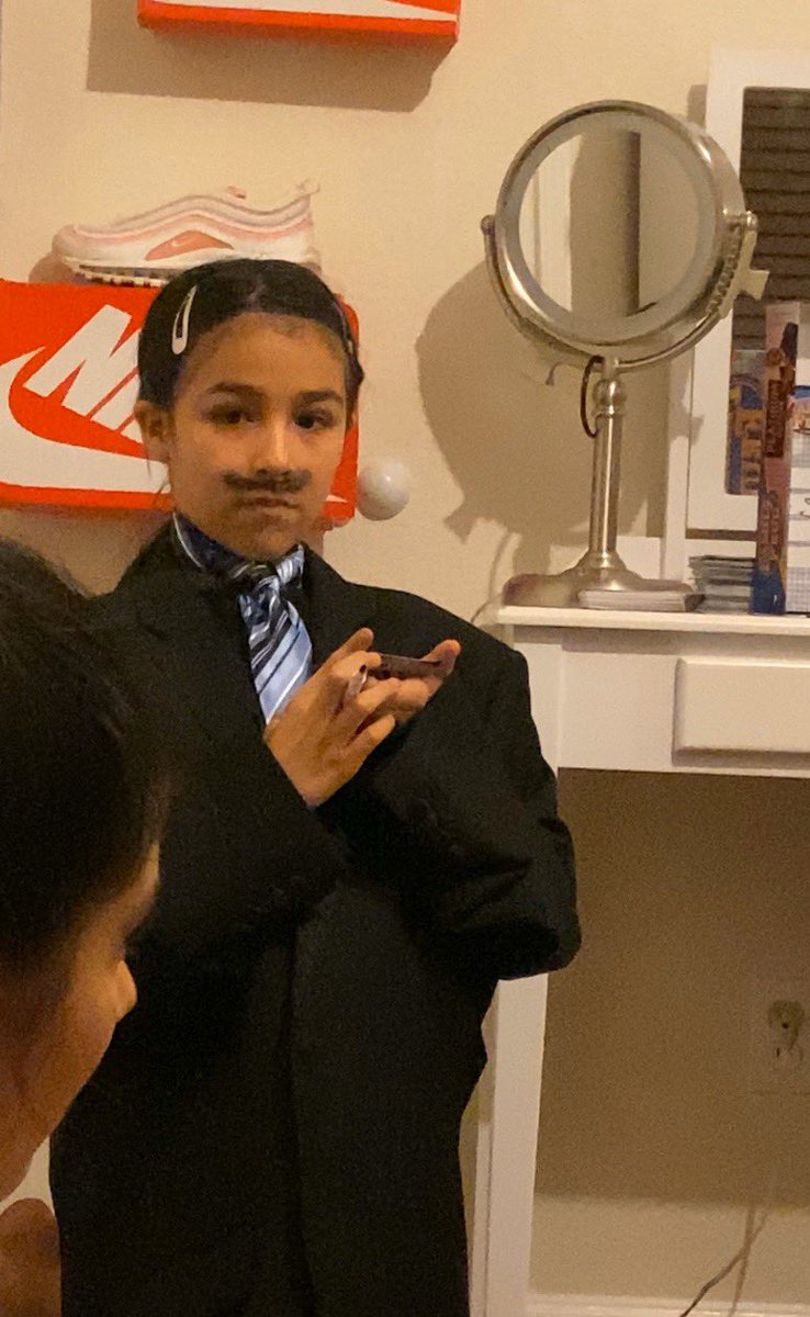 juanacccc's tweet image. family feud night and my little sister dressed up as steve harvey 😭