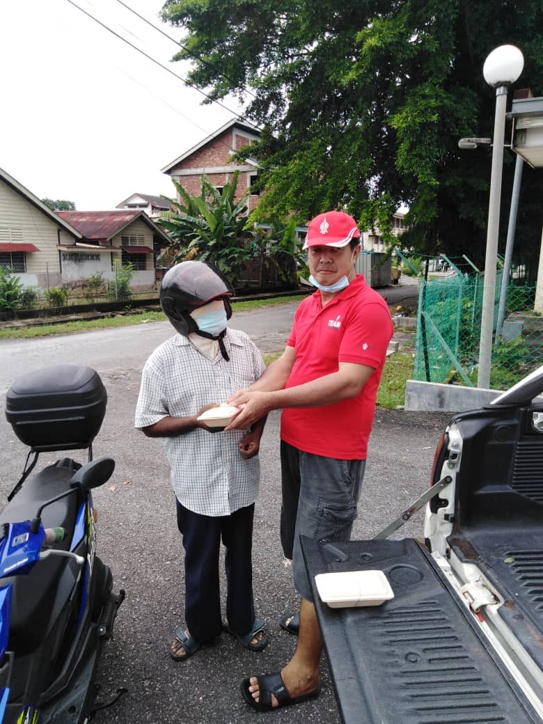 NgaKorMing's tweet photo. Today is the 40th consecutive days PERAK DAP service team on the ground to carry on our foodaid campaign to help the poor & people in need.We are almost reaching our target to help 100k people,do come forward to support us so can help more Malaysian.We are one big family.#DAP4ALL https://t.co/Uz7XFqRmSp