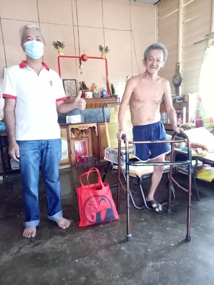 NgaKorMing's tweet photo. Today is the 40th consecutive days PERAK DAP service team on the ground to carry on our foodaid campaign to help the poor & people in need.We are almost reaching our target to help 100k people,do come forward to support us so can help more Malaysian.We are one big family.#DAP4ALL https://t.co/Uz7XFqRmSp