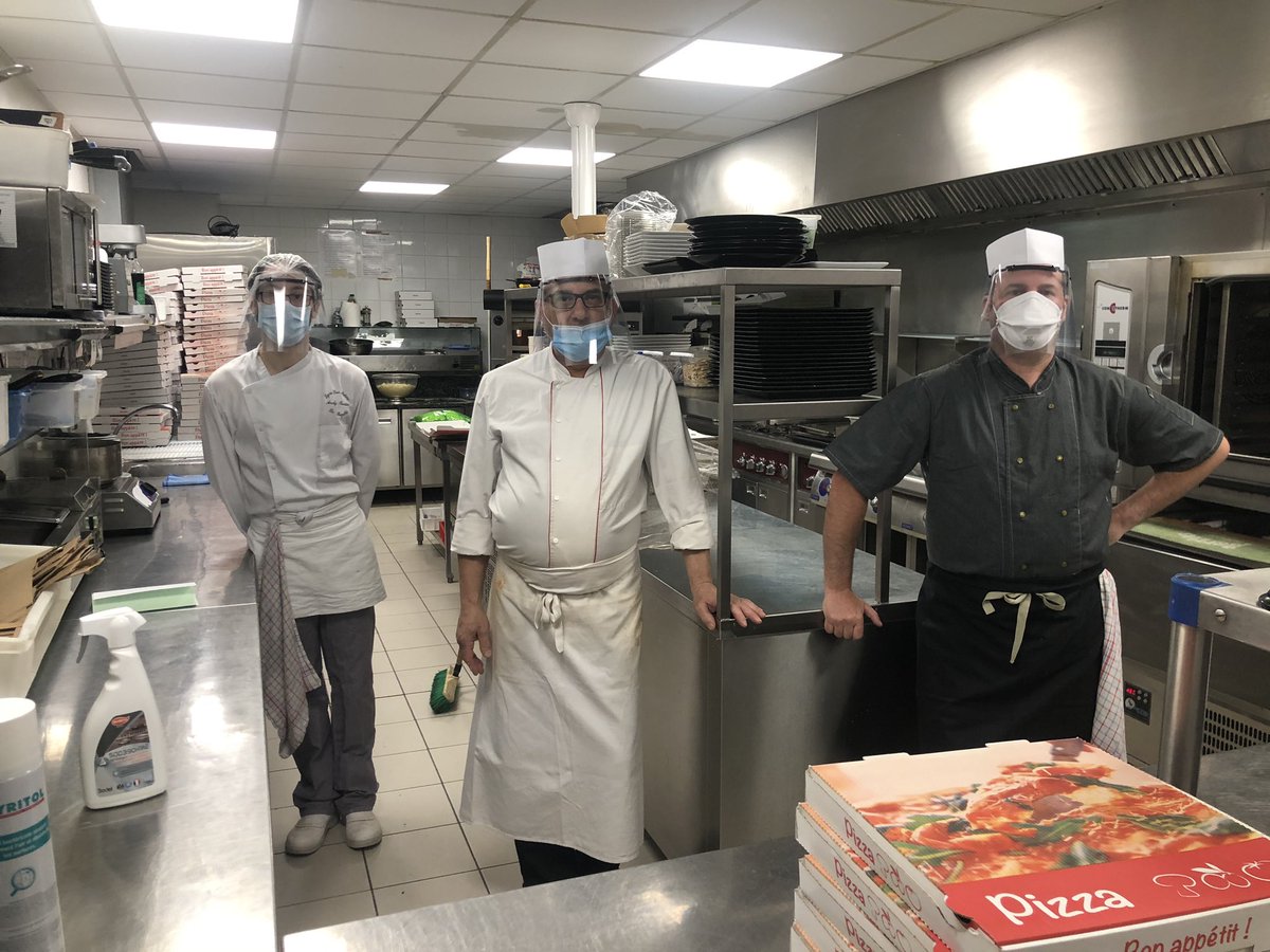 FredIberraken's tweet photo. Les cuisiniers du Central Park ont préparé bénévolement 100 pizzas
MERCI à eux et aux 1ères lignes 👍👏
Ephad Signy l’Abbaye, Ephad Grande Terre, Ephad Paquis, Crèche Ronde Couture, Manchester Stérilisation, Conducteurs de Bus #TAC, Pompiers
Merci @HackArdennes pour les visières https://t.co/m4kR4weUoJ