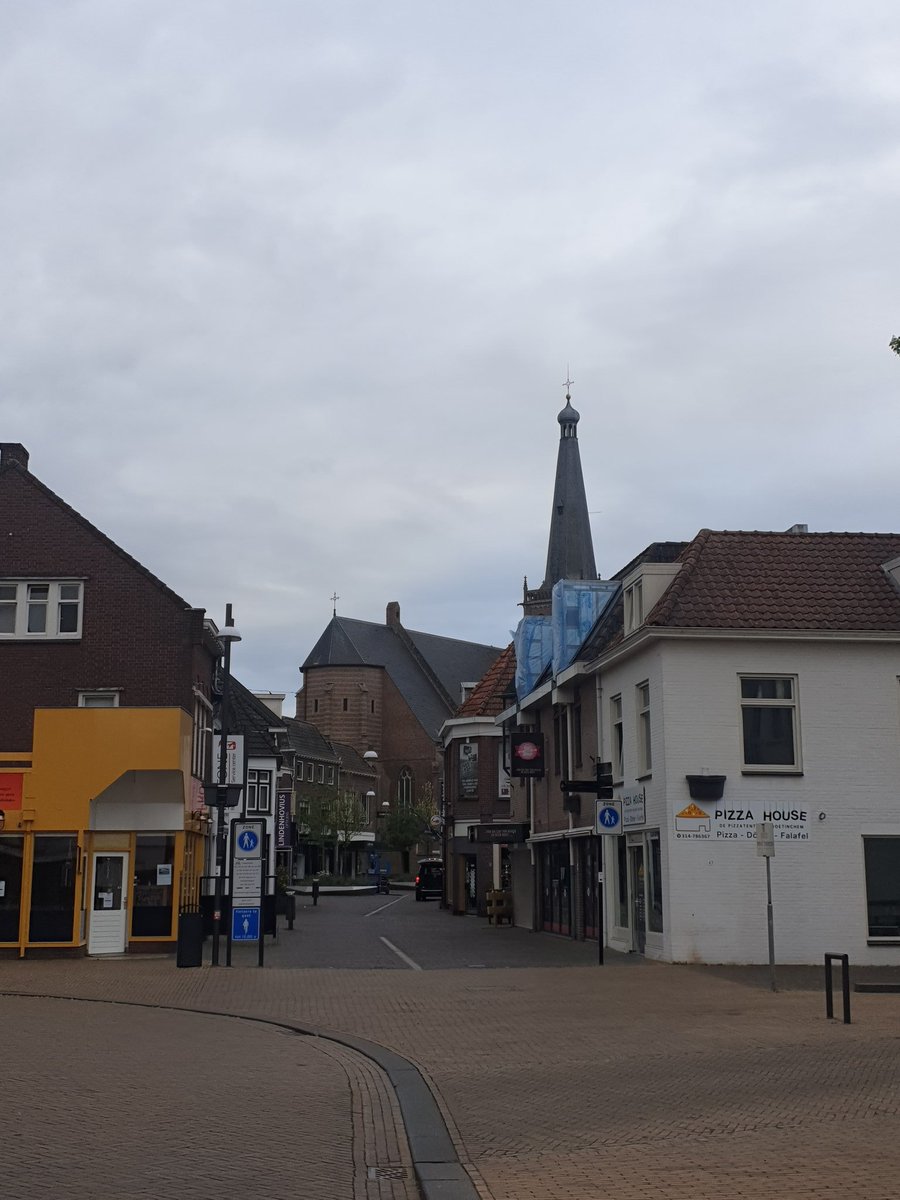 Goedemorgen! Nog steeds een klokloze kerk in <a href="/lkkrdoetinchem/">Lekker. Doetinchem</a> en die grijze wolken denken we even weg ! An die Arbeit op de Dag van de Arbeid!