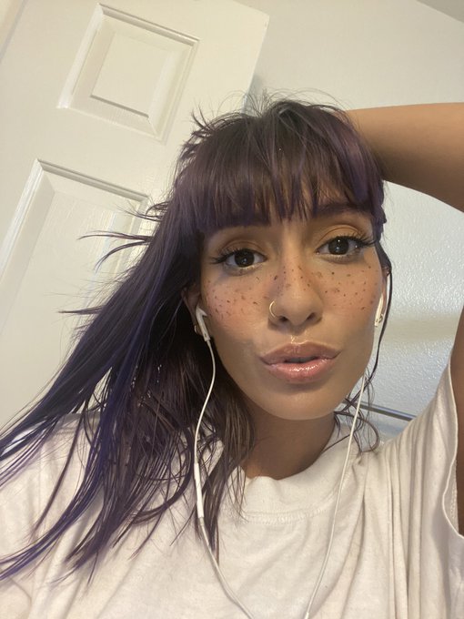 hie i tried to do fake freckles today for the first time n was gonna stream but took a nap instead :)