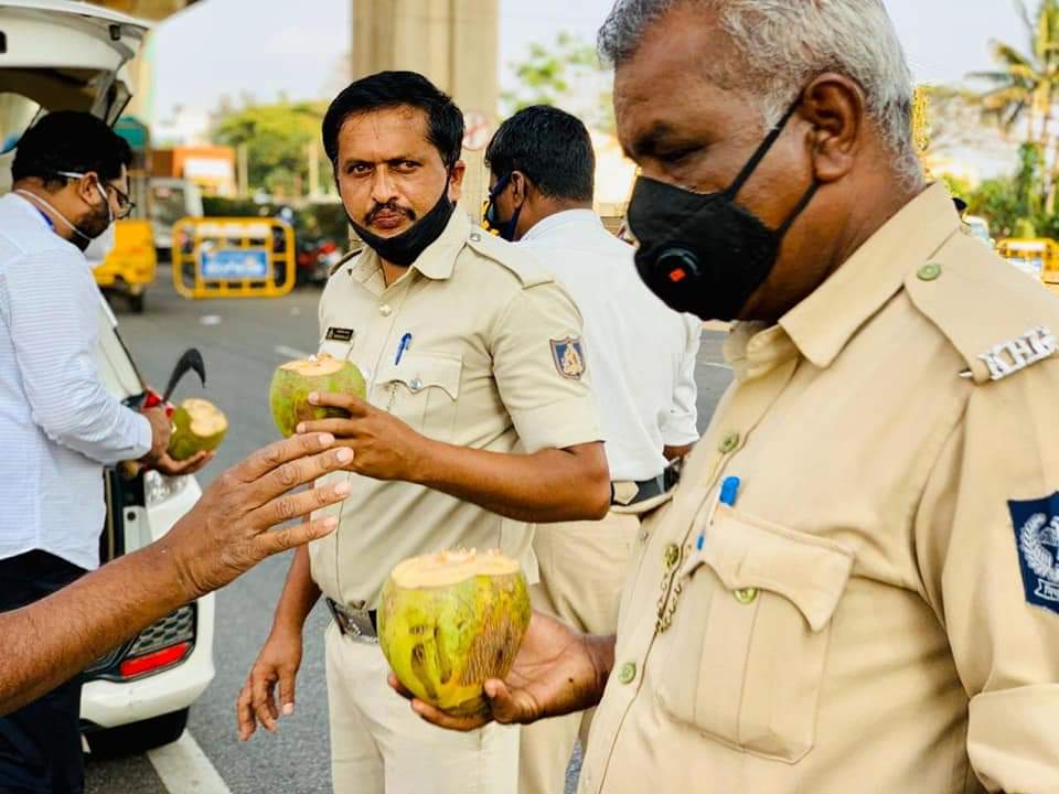 SunilBhatM's tweet photo. Token of gratitude offered by ABVP Bengaluru Karyakartas providing tender for police personnel for their tireless service in this Pandemic.

#ThankYouWarriors https://t.co/iS7UPrO735