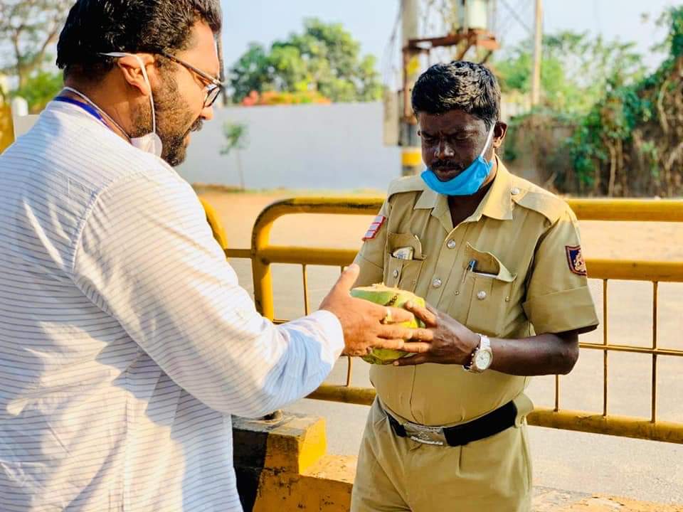 SunilBhatM's tweet photo. Token of gratitude offered by ABVP Bengaluru Karyakartas providing tender for police personnel for their tireless service in this Pandemic.

#ThankYouWarriors https://t.co/iS7UPrO735