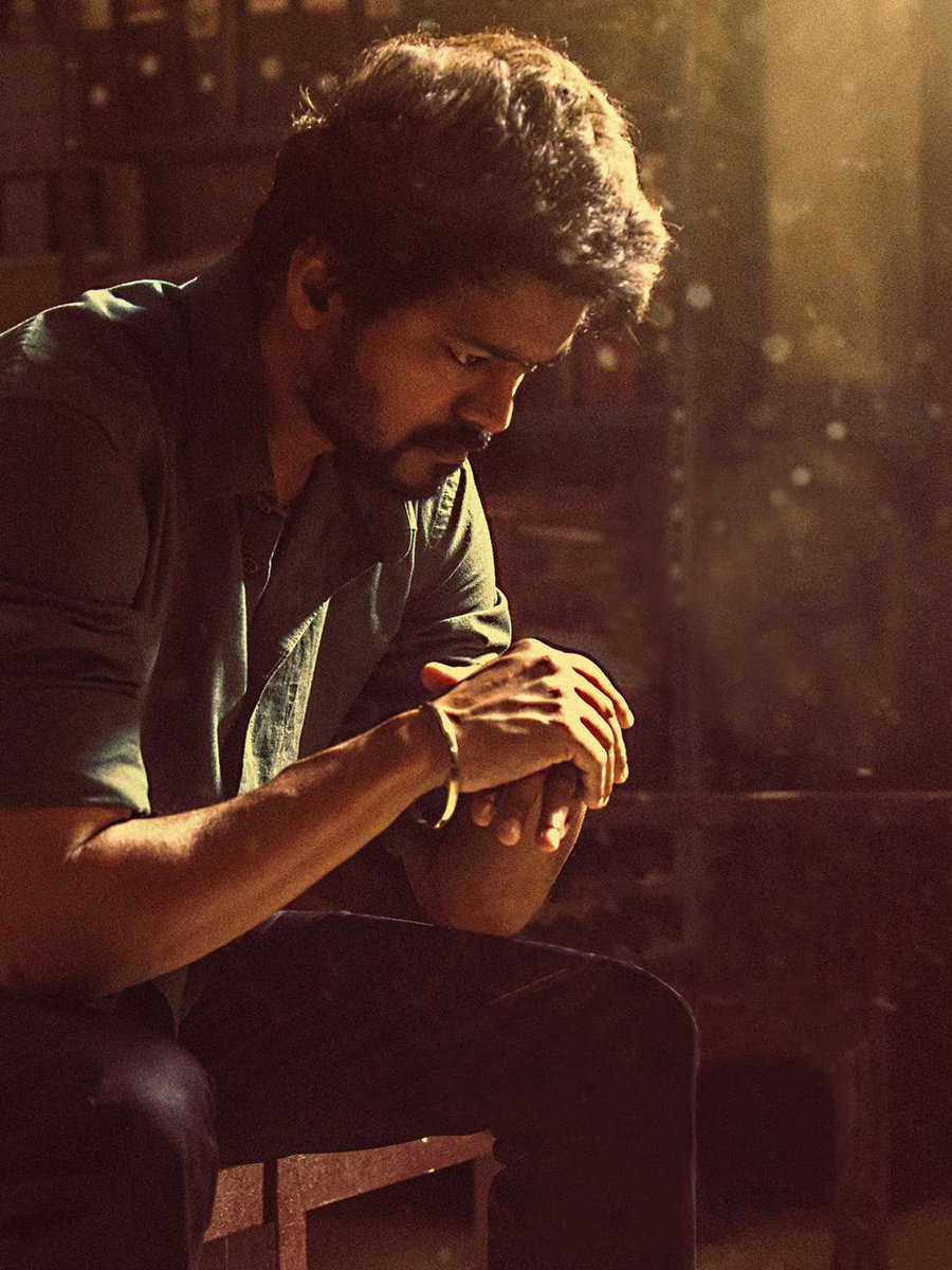 Cricprabhu's tweet photo. Throw stones, he converts them to milestones.

Create hurdles, he will overcome them with calmness and a charming smile. 

#VijayTheFaceOfKollywood #Master https://t.co/Mt0ppZF3Gq