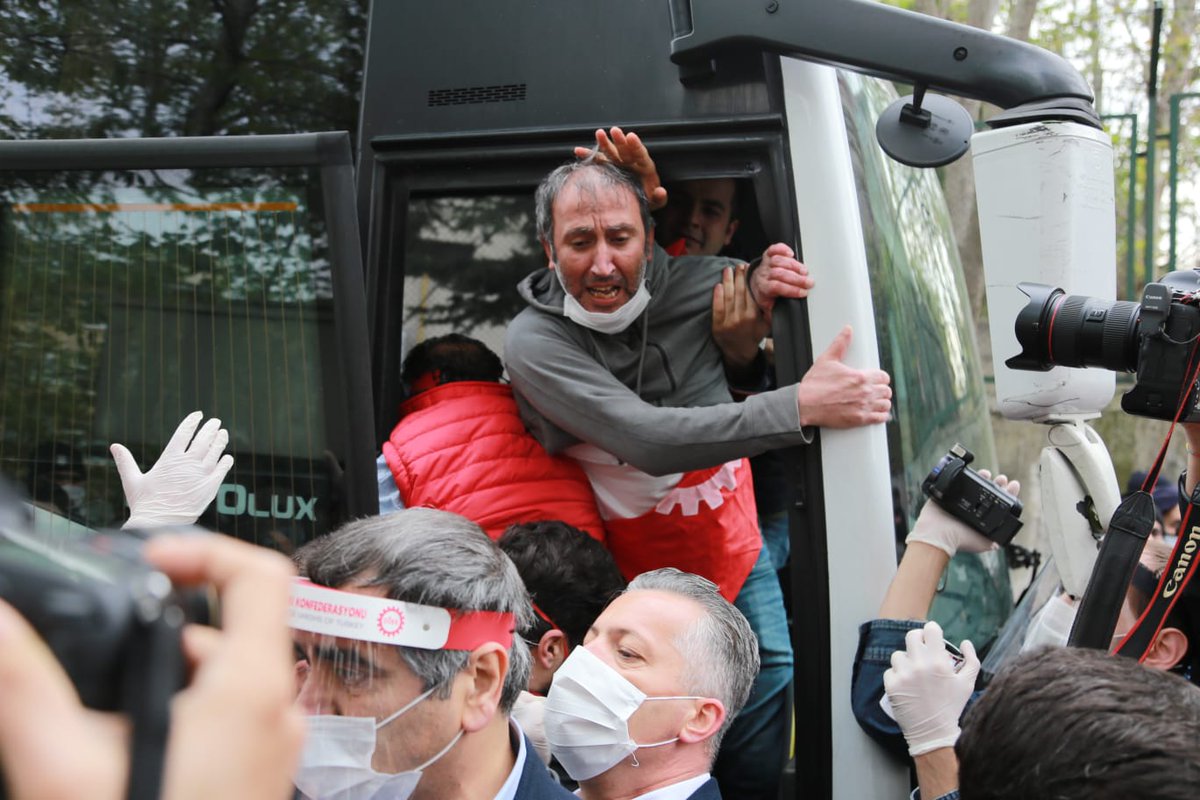 DİSK Genel Başkanı ve Genel Sekreterinin de aralarında olduğu DİSK'liler gözaltına alındı! 
#1Mayıs çelengi parçalandı!