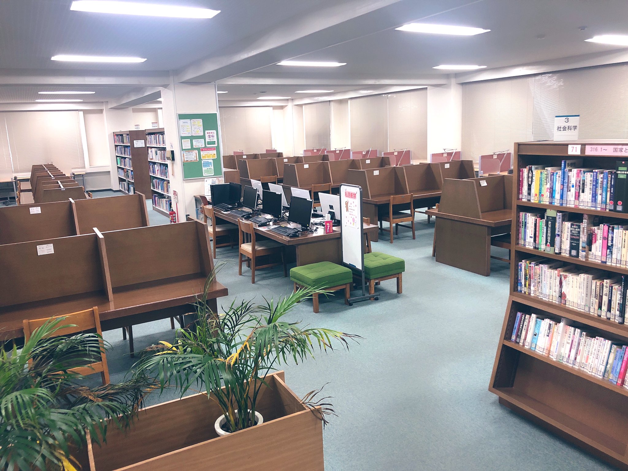 京都光華女子大学 施設紹介第6弾は 図書館 です 図書館内の設備には 資料検索や卒論 レポート作成に利用できるpc や グループワークなどのためのアクティブラーニングスペース があります また 一人で集中したいときには仕切りがある机で 京都光華女子大学 施設紹介第6弾は 図書館 です 図書館内の設備には 資料検索や卒論 レポート作成に利用できるpc や グループワークなどのためのアクティブラーニングスペース があります また 一人で集中したいときには仕切りがある机で