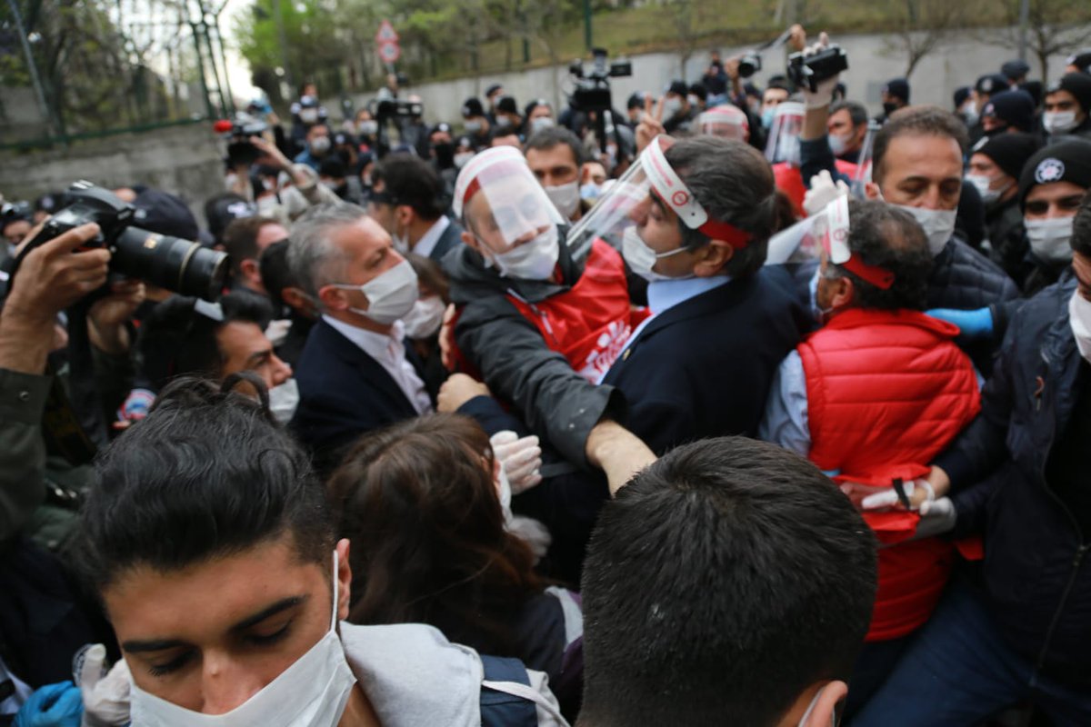 diskinsesi's tweet photo. Bugün Türkiye'nin dört bir yanında işçi arkadaşlar çalışıyor. 
Bu kamu kamu düzenini bozmuyor. 
Ama işçiler adına 25 temsilcinin #1Mayıs'ta çelenk bırakması bozuyormuş! 
Bugün 21:00'de balkonlardan hesap soruyoruz! https://t.co/919ApVkigs