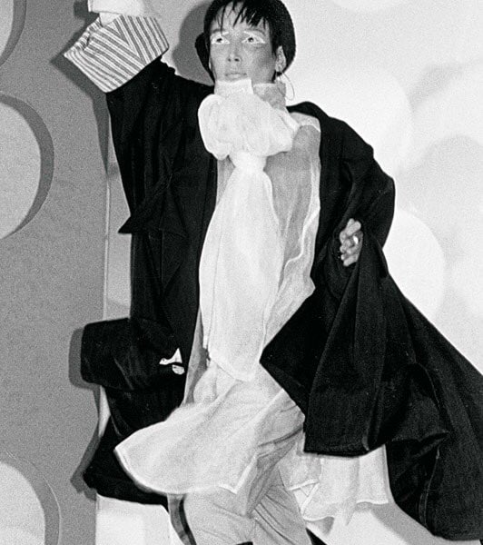 ASBOMagazine's tweet photo. John Galliano Graduate Collection: 1985 #asbofashion #wearegraduatefashion #officalgfw #diversity #jellyfish #onestowatch #diversityinfashion #fashionphotography #fashionphotographer #graduatefashionweek #fashiongraduate #graduatefashionweek #catwalk #menswear #csm #johngalliano https://t.co/LKquIx86QX