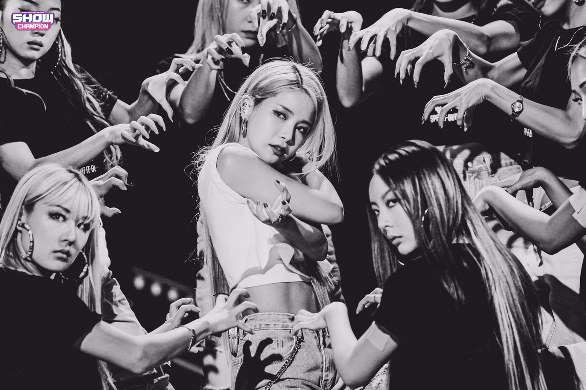 MoomooITALIA's tweet photo. [200511] #Solar 📸

Moomoo ma sono uscite lo foto di Show Champion!!! Solar è.... radiosa 😍

📷 https://t.co/iDjiLjTr3P

#SPIT_IS_OUT @RBW_MAMAMOO
[1/4] https://t.co/Gp3TUja1Ys