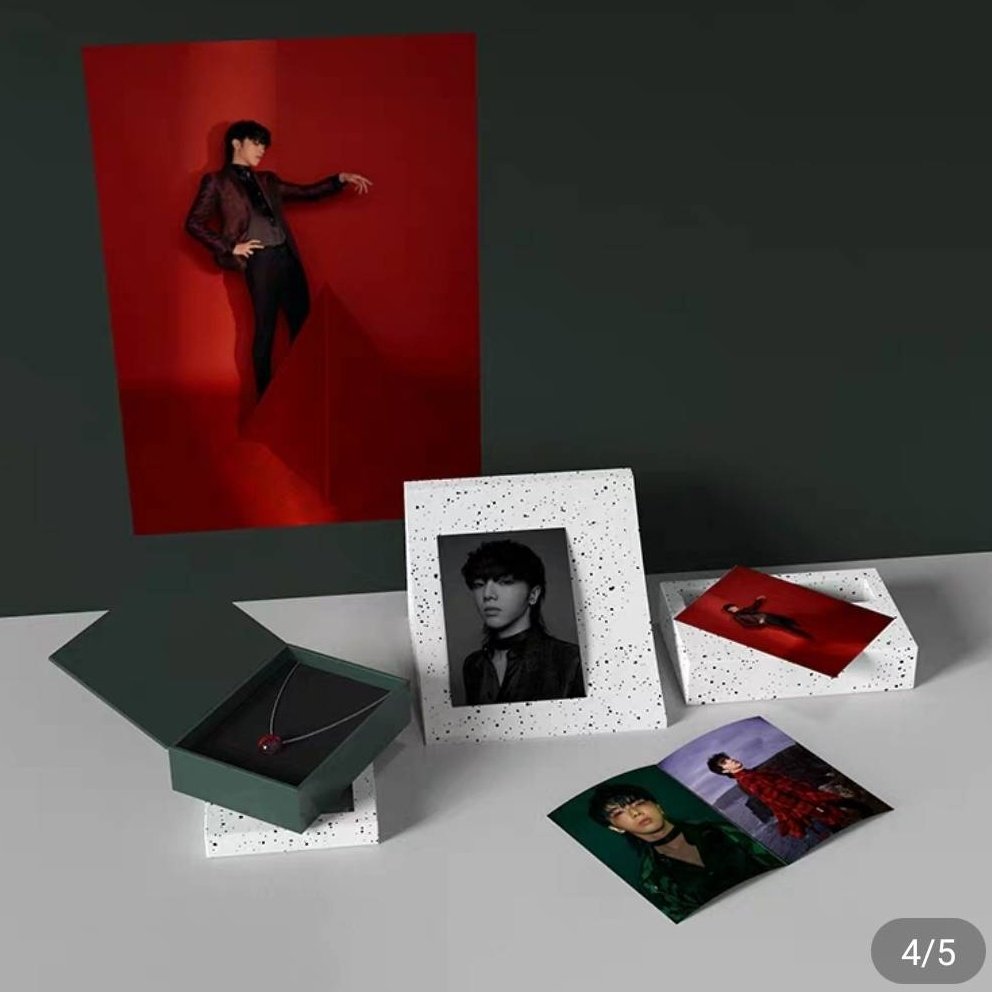 OrchidFafa's tweet photo. NEW WORLD PHYSICAL ALBUM
‼️wow I saw someone posting the preview photos of the album from TMall on weibo
‼️It is a usb version like a necklace
‼️Pic 3 is the track list
#HuaChenyu https://t.co/d7Dk1QlYCI