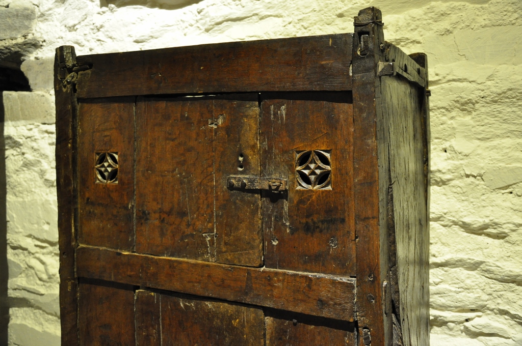 jackie_simonini's tweet photo. An extremely rare and attractive late 15th/early 16th century gothic #oakaumbry. 
Visit us for more-https://t.co/wqRiKDpj29
#cupboard #antiquecupboard #oakcupboard #antique #furniture #oakfurniture #interiordecor #design https://t.co/7fFc9hyowP