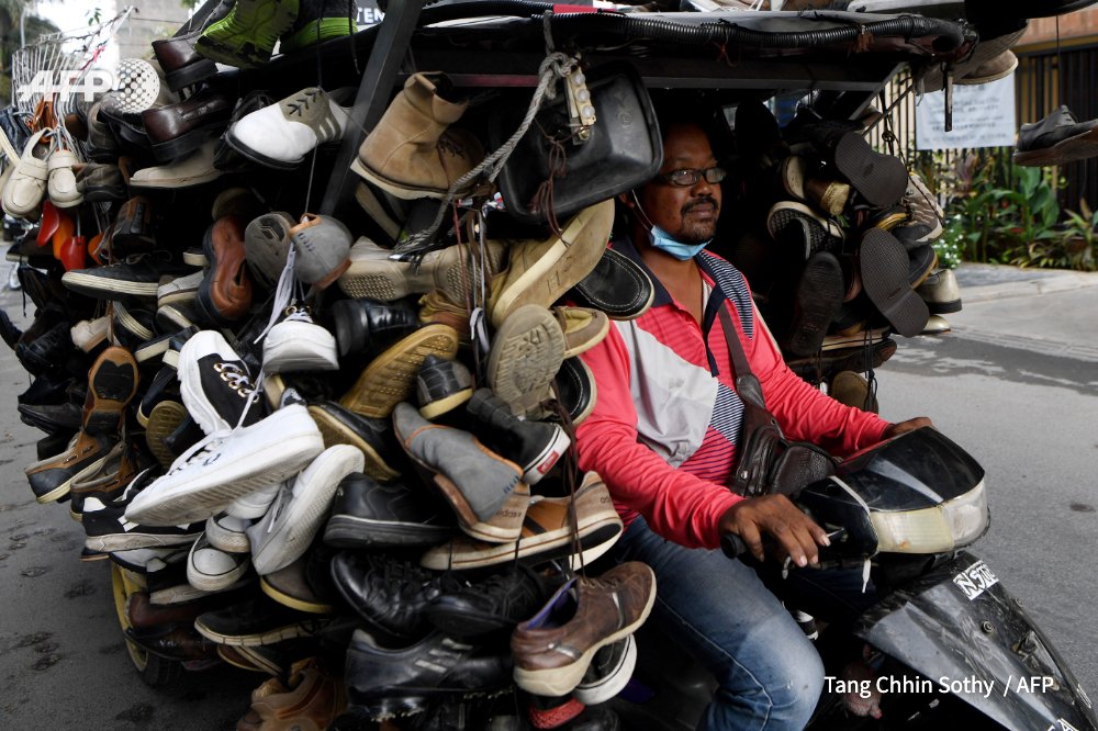 theJeremyVine's tweet photo. Meanwhile, selling shoes in Phnom Penh, Cambodia, carries on as normal 

📷Tang Chhin Sothy https://t.co/mXkdyhxNoV