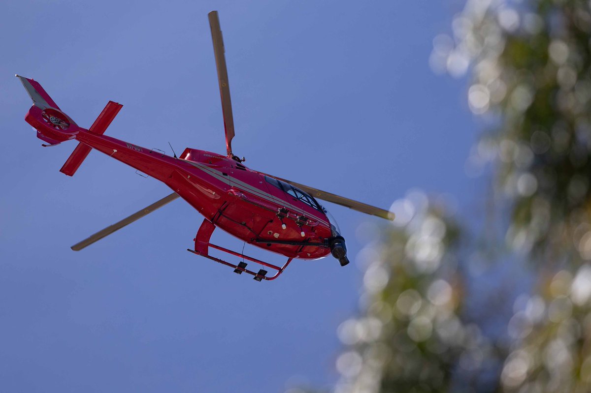 FlyingFeatures's tweet image. A great capture by @roblindbladephotography showcasing our EC-120 installation for the @gyrostabilizedsystems Cinema Pro on a live broadcast (earlier this year 😬)
#aerialfilming #colibri #ec120 #filming #settingthestandard #gyrostabilized #f55