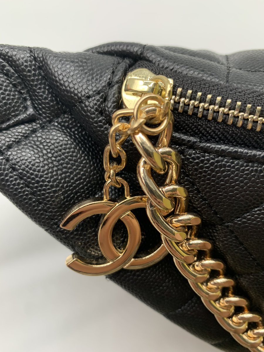 Helen01292427's tweet photo. CHANEL ノベルティ
ウェストバッグ

ウェストに着けるタイプじゃなく、ショルダーにかけるタイプみたい！
長財布にスマホ位なら入るから、ちょっとそこまでの時は便利かも✨

#CHANEL 
#シャネル
#ノベルティ
#ウェストバッグ
#ウェストバッグ女子 https://t.co/dPG600EuCk