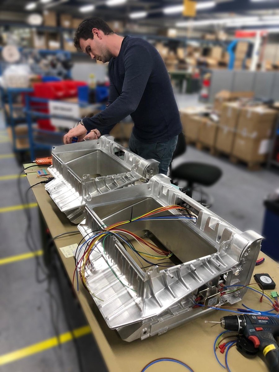 Onze productie is nu in volle gang om zorginstellingen &amp; ziekenhuizen van onze UV-C desinfectie apparaten te kunnen voorzien. Afgelopen week hebben wij meer dan 40 apparaten geleverd in Nederland en andere Europese landen! 
#uvsmart #uvc #desinfectie #disinfection