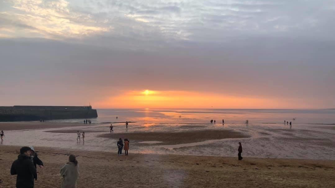 jamesbundy's tweet photo. A view I’ll always remember on 1 May thanks to #MayDip at the @univofstandrews https://t.co/EFhBkqKNX1