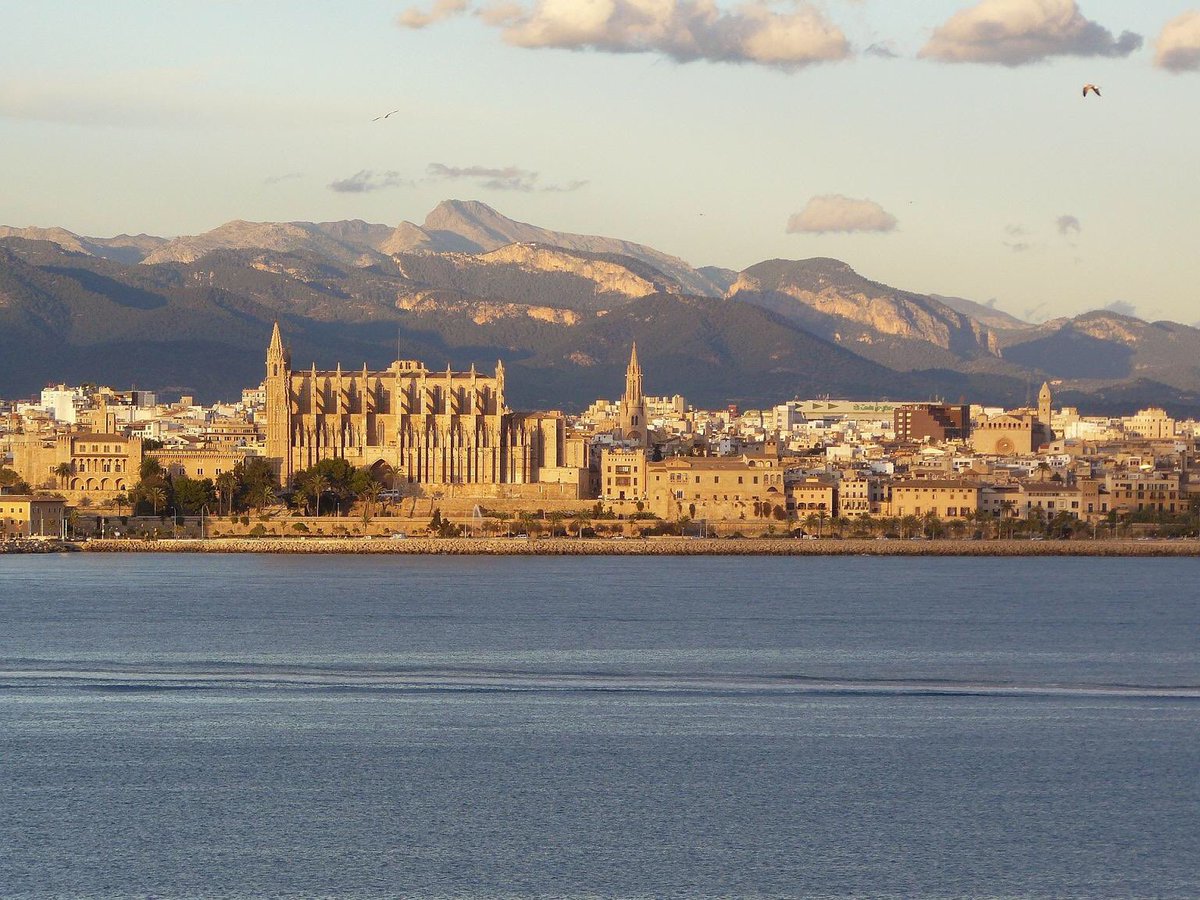 passionforpalma's tweet photo. “                   #VisitPalma 
La imagen de Palma abrazada por montañas y bañada por el mar es uno de los tesoros de @TurismeBalears , aunque nuestra esencia de ciudad que hace soñar con recorrerla va más allá, nos estamos preparando volver a ser tu lugar especial, vendrás? https://t.co/73BTwtxCk7
