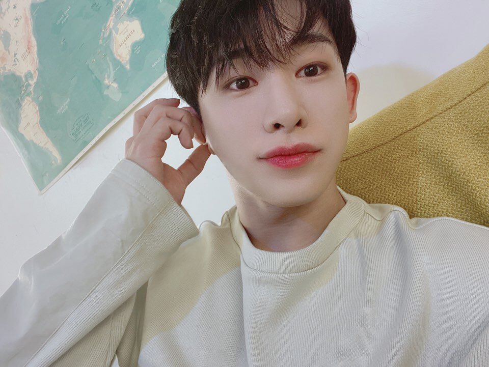 MONSTAX_ID's tweet photo. [PICT] 010420 @official__wonho update Wonho's selca

오늘 하루도 잘 보내고 있나요?

Trans:
Apakah kamu mengalami hari yang baik hari ini? 

#원호 #WONHO

- Mined https://t.co/h6fp4mVpH6