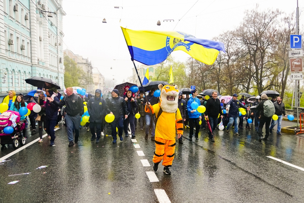 В этом году наш Первомай проходит на самоизоляции -  🏠

Самый 💛 живой футбольный клуб России 💙 поздравляет вас с Днём весны и труда. Не теряйте оптимизма и держите себя в тонусе.
