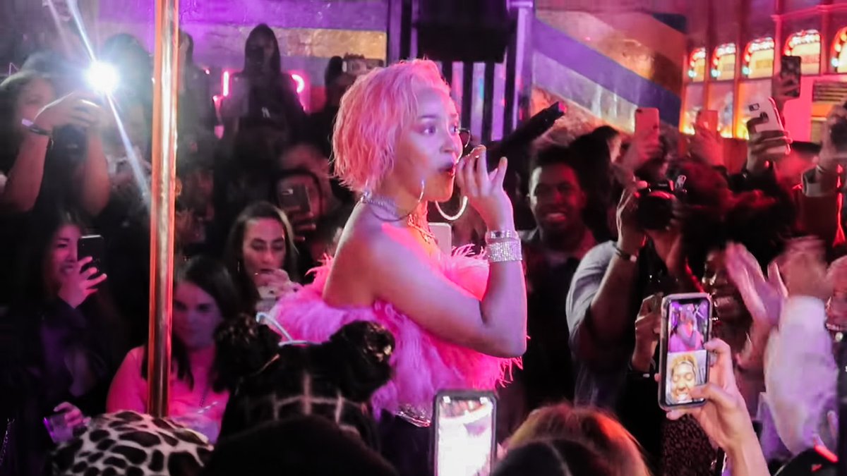 hollbowes's tweet photo. As product managers, Michelle and her team @RCARecords were responsible for honing in Doja Cat's ideas for her album "Hot Pink" and turning them into content in the form of music, videos and promotional events. She stressed the importance of consistency and creativity! #guest343 https://t.co/rfF036I9Fg