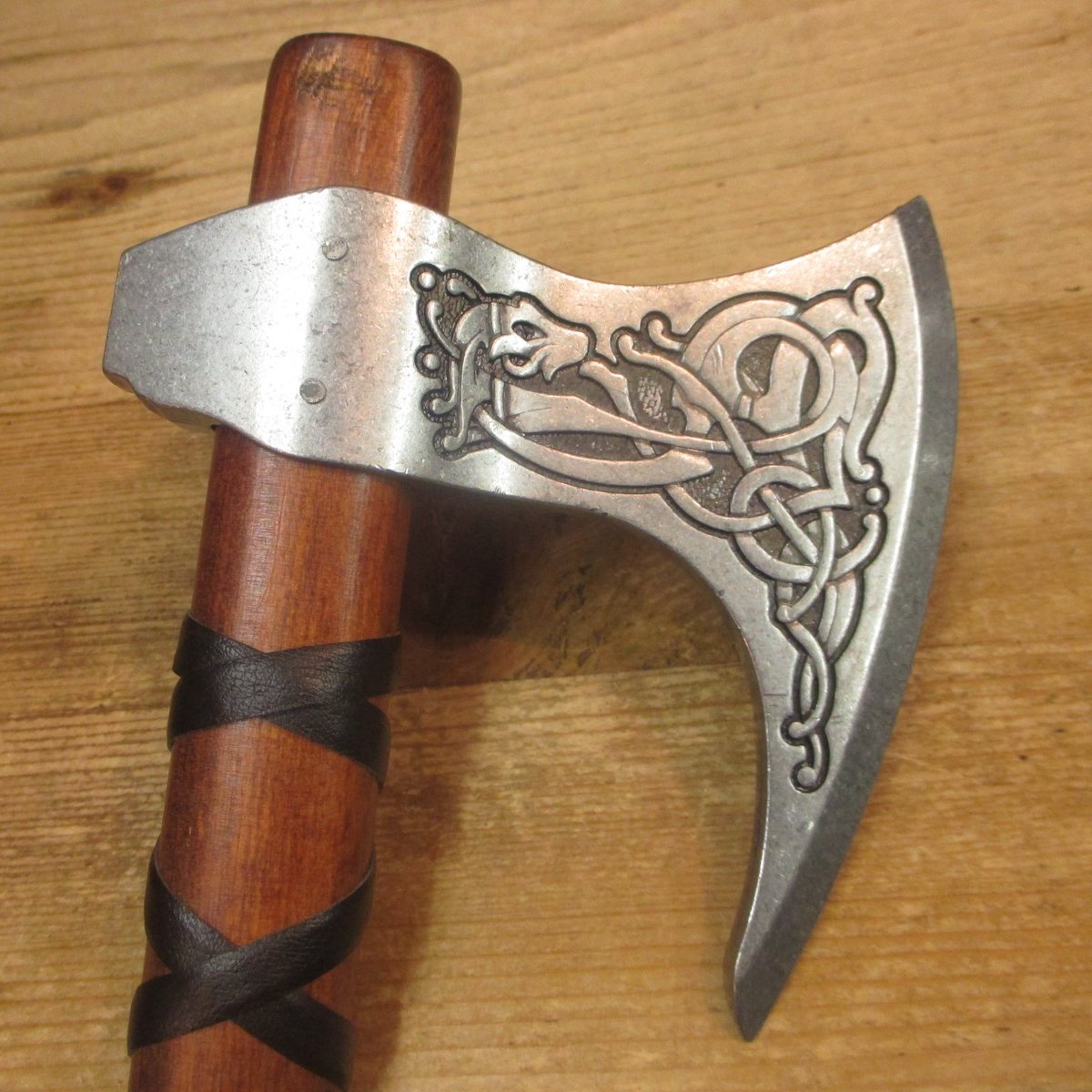 武装商店 通販受付中 Denix ラグナルアックス 6 460円 税込 Denixの新作斧 名称は元ネタっぽい海外ドラマ ヴァイキング 海の覇者たち の主役 ヴァイキングの王ラグナル ロズブロークから アマプラで観れるらしいぞ