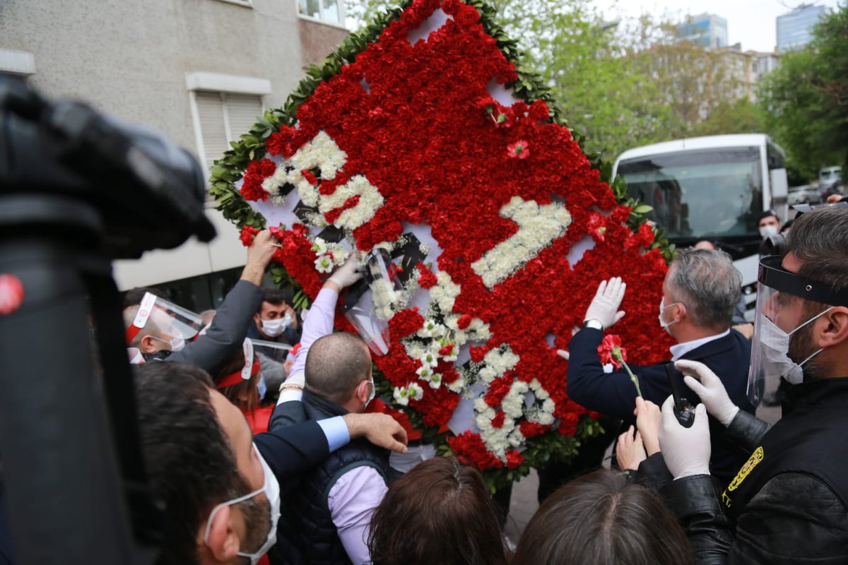 İktidar öyle bir virüs keşfetti ki işçiler çalışırken bulaşmıyor, sosyal fiziki mesafeyi koruyarak Taksim #1Mayıs meydanında çelenk bırakırken bulaşıyor! 
Bu virüsün adı vahşi sermaye düzenidir! 
Bu düzene karşı Yaşasın #1MAYIS