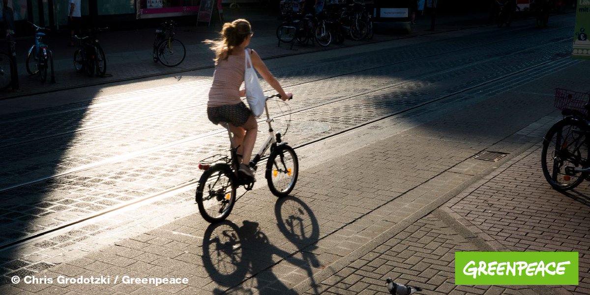 greenpeace_de's tweet photo. Der Ausbau von Radwegen 🚲 hilft uns auch während #Corona sicher von A nach B zu kommen. In welchen Städten wurden schon Popup-Radwege, Spielstraßen und Fußgängerzonen eingerichtet? Tragt sie hier ein 👇👇👇https://t.co/HC3YTi9j2j https://t.co/AmyoTTJqvK
