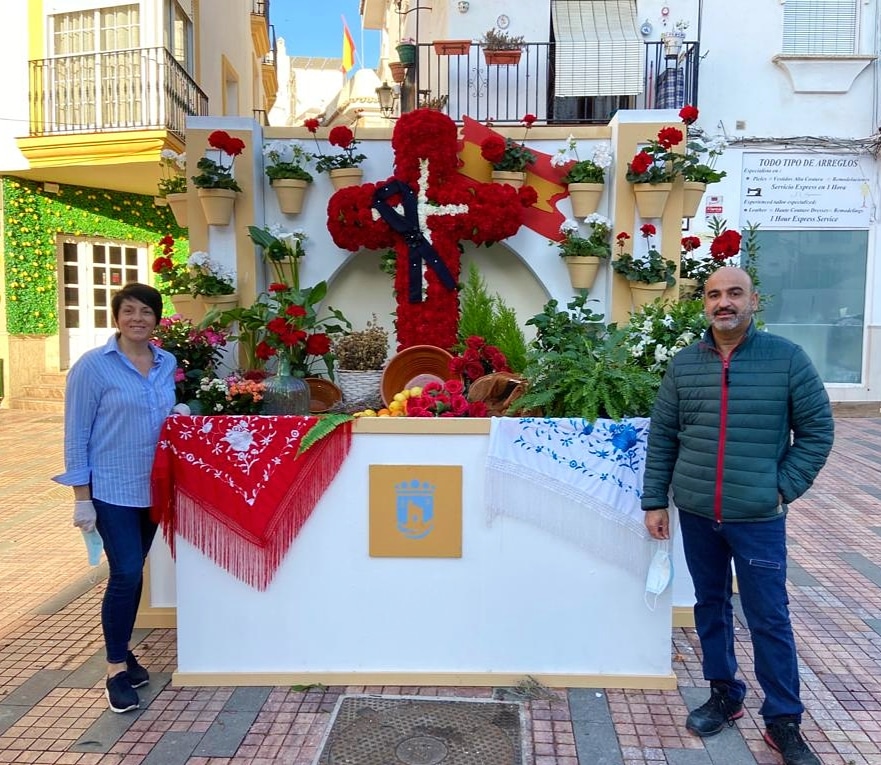 Cruz de Mayo instalada en C/ Málaga #Marbella