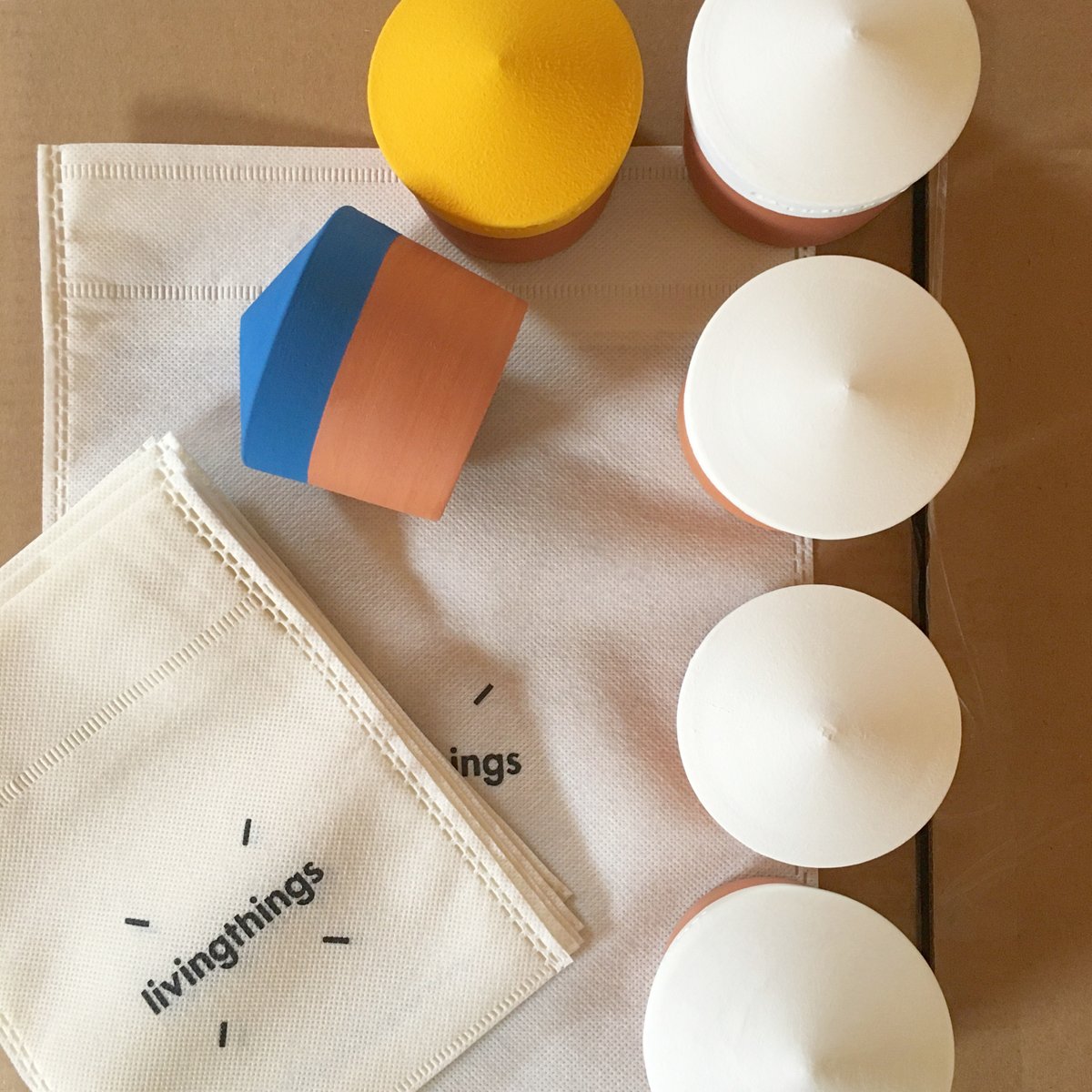 livingthings__'s tweet photo. Thank you for your support 🙏🏻💛💙🤍 We’re packaging all your orders ✨getting ready for shipping✨#ceramica #voltasolpot #km0 #ceramics #pottery #handmade #slowlife #dissenyacasa #artesaniaacasa 💛 https://t.co/JMQDFRPmQY