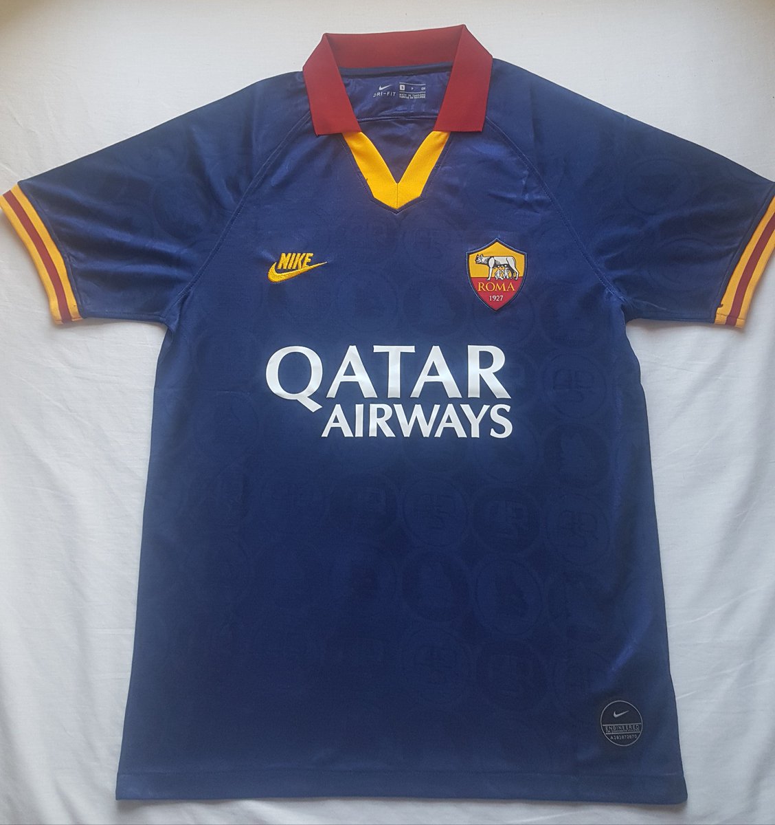Day 37:AS Roma 3rd shirt, 2019/20.Don't even need a description here. Absolutely unreal shirt from  @ASRomaEN here and an easy 10/10. @homeshirts1  @TheKitmanUK