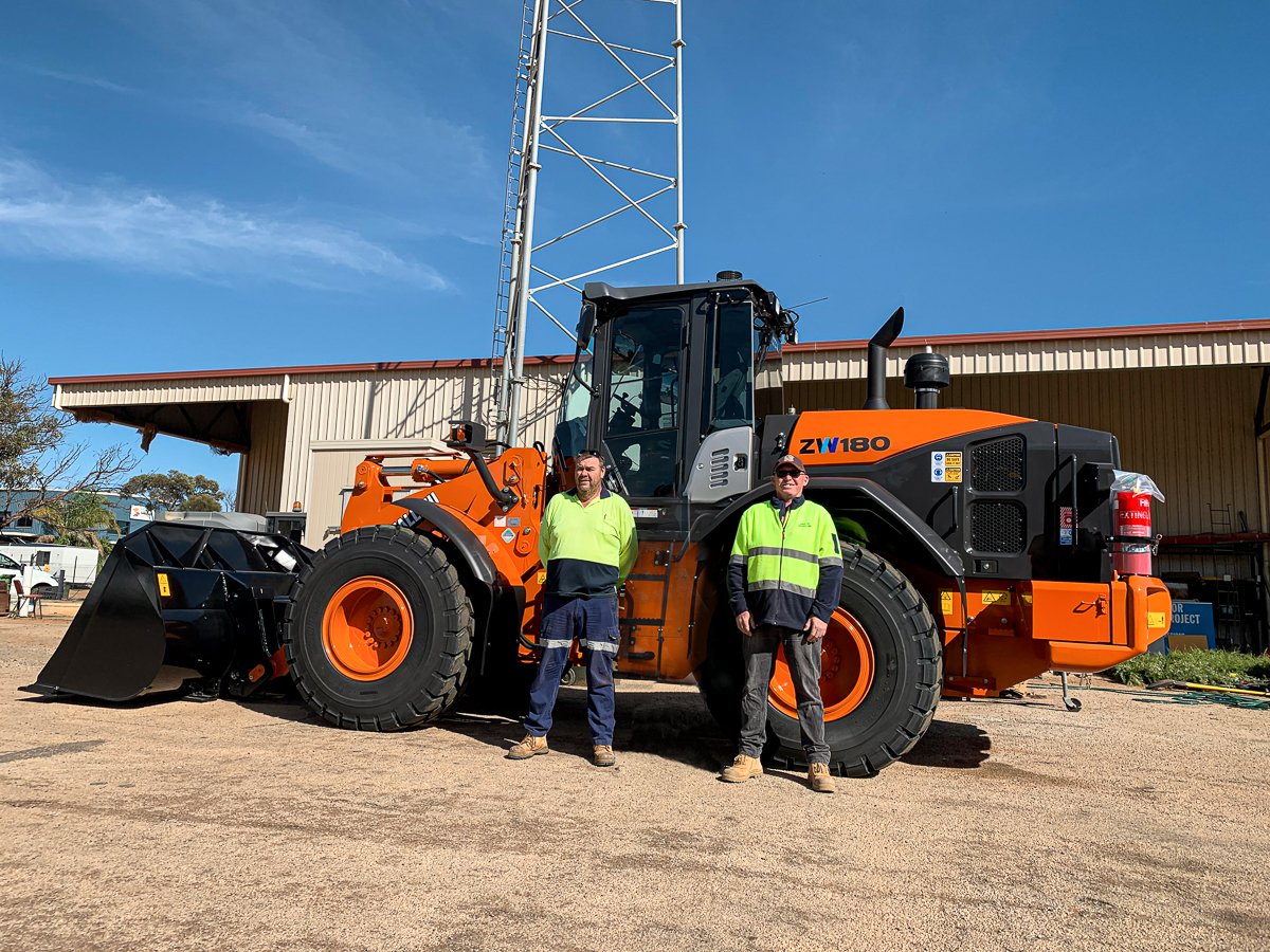 HitachiCMAU's tweet photo. Yesterday, David and Ty from Shire of Dalwallinu accepted delivery of this shiny new ZW180-5 which joins their existing ZW220-5 Hitachi wheel loader. Congratulations to the team on the new machine! 🍊

#Hitachi #orangefamily #Reliablesolutions https://t.co/1Df47NRUek