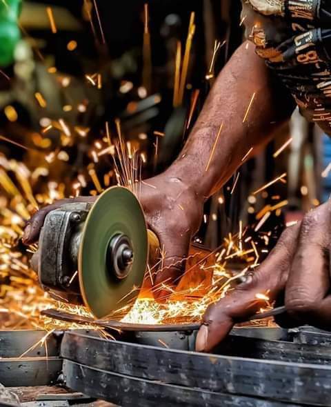 Amit_Manda_Anil's tweet photo. सिनेमापेक्षा जास्त अभिनय रिअल लाईफ मध्ये करावा लागतो 
#कामगार_दिवस https://t.co/OZuwvEd8NY