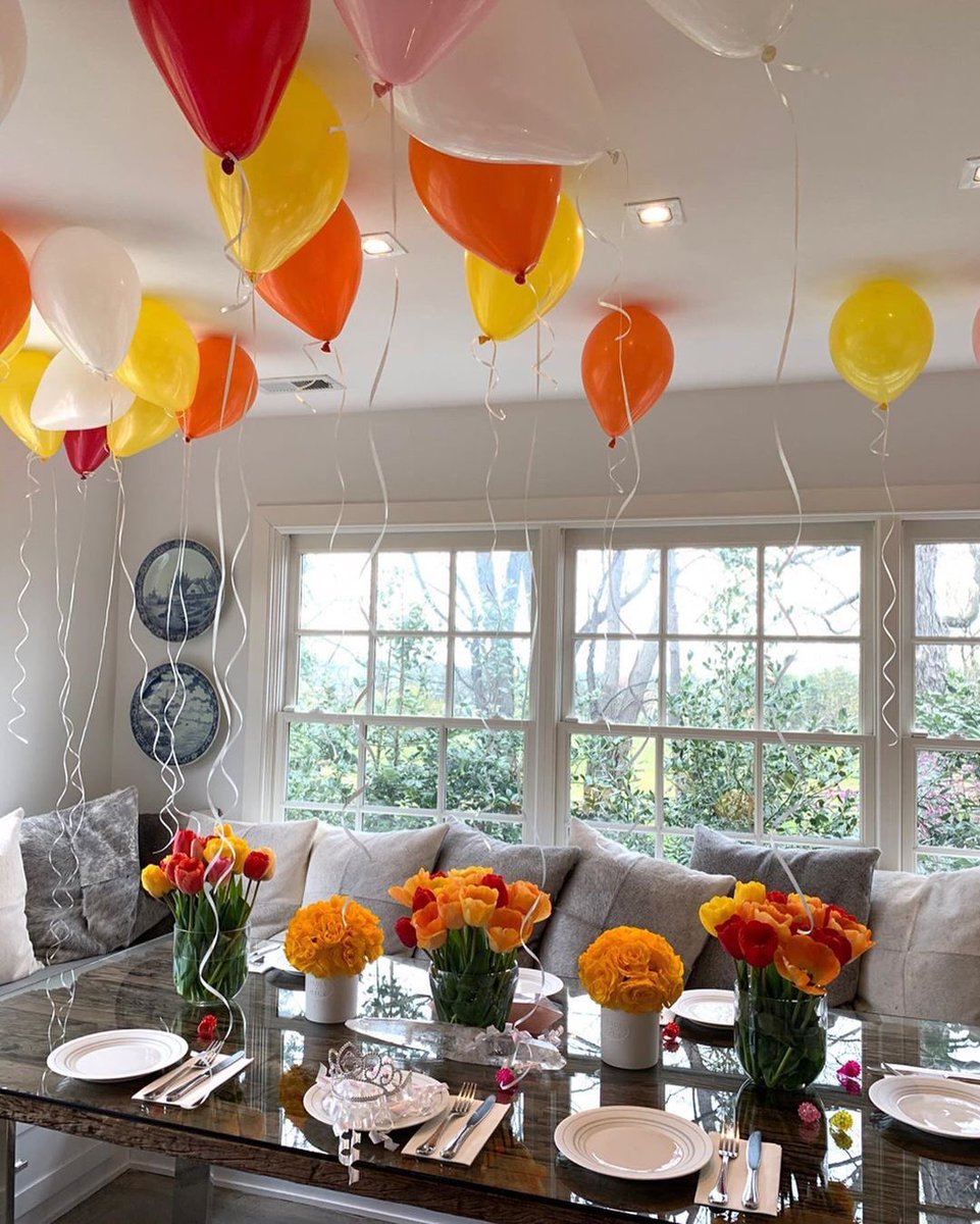 —Vía Instagram—

Les agradezco a todos los que se tomaron un tiempo para felicitarme hace unos días. Gracias también a mi familia por organizar una reunión sorpresa y celebrar conmigo. Me siento muy feliz y agradecida con la vida de tener a tanta gente bonita en mi vida.