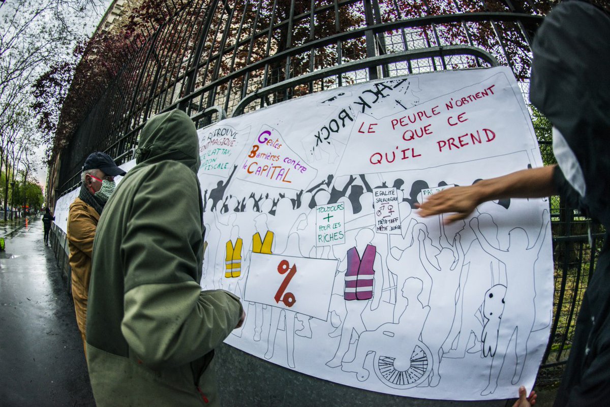attac_fr's tweet photo. Manif' géante collée par des militant·e·s d'Attac dans l'Est parisien ce matin.

Confiné·e·s mais bien mobilisé·e·s ✊😷

#PlusQueJamaisLe1erMai #1ermai2020 #1erMaiPartout #ConfinementJour46 https://t.co/o5XreiVKRz