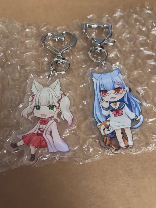 あれ、何で!?使ってないと思ってたら封筒の中から前に作った二人のアクキー一個ずつ出てきた…でも皆さんにはちゃんと送れているので予備分が間違えて入っちゃってたのかな…謎 