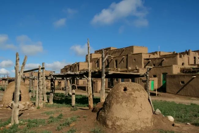 THE TAOS HUM In the town of Taos, New Mexico, a low frequency noise could be heard in the west of the town. Called the Taos Hum, the origin and source of the hum still cannot be explained.