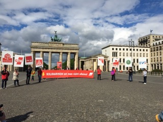 DGB_Berlin_BRB's tweet photo. Große Aktionen gehen heute leider nicht. Trotzdem sind alle unsere Mitgliedsgewerkschaften am Brandenburger Tor versammelt. Denn man ist #SolidarischNichtAlleine 
#TagderArbeit 
#1Mai2020 https://t.co/9ANLhuT62d