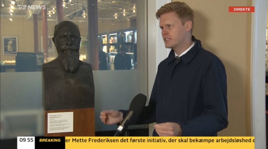 Hvornår får vi egentlig en buste af <a href="/hansersej/">Hans Redder</a>? Jeg tænker, vi nærmer os med voldsomt hastige skridt. I øvrigt må ugens medarbejder i STM må være vedkommende, der arrangerede dette naturlige setup. #dkpol