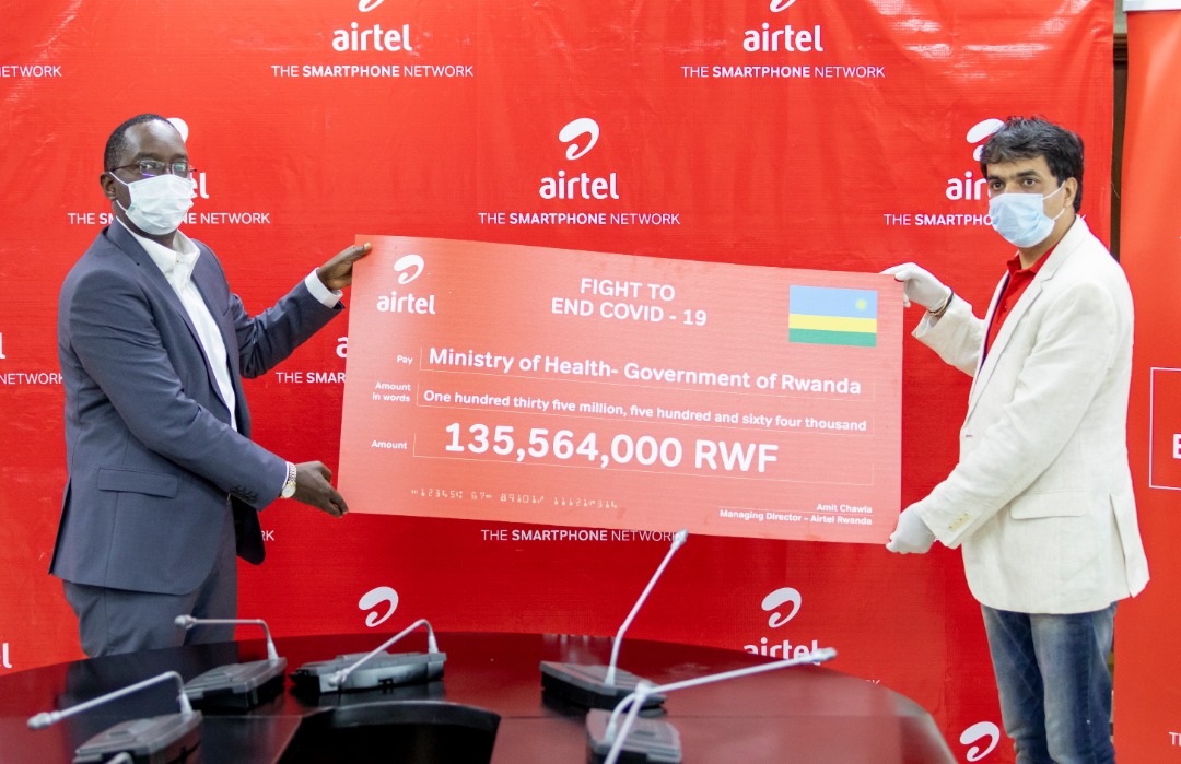 RwandaHealth's tweet photo. Minisitiri @DrDanielNgamije amaze gushyikirizwa na @airtelrw inkunga y'amafaranga y'u Rwanda 135,564,000 yunganira gahunda y'igihugu yo kwirinda no kurwanya #COVID19. https://t.co/Wvf49js5vO